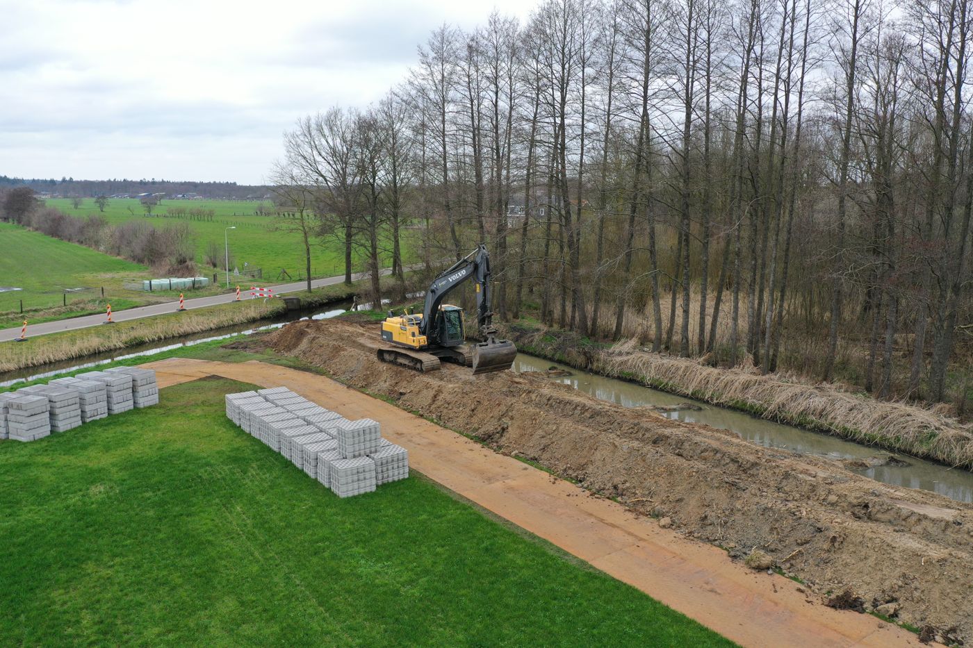 Grondverzet met graafmachine op een bouwlocatie