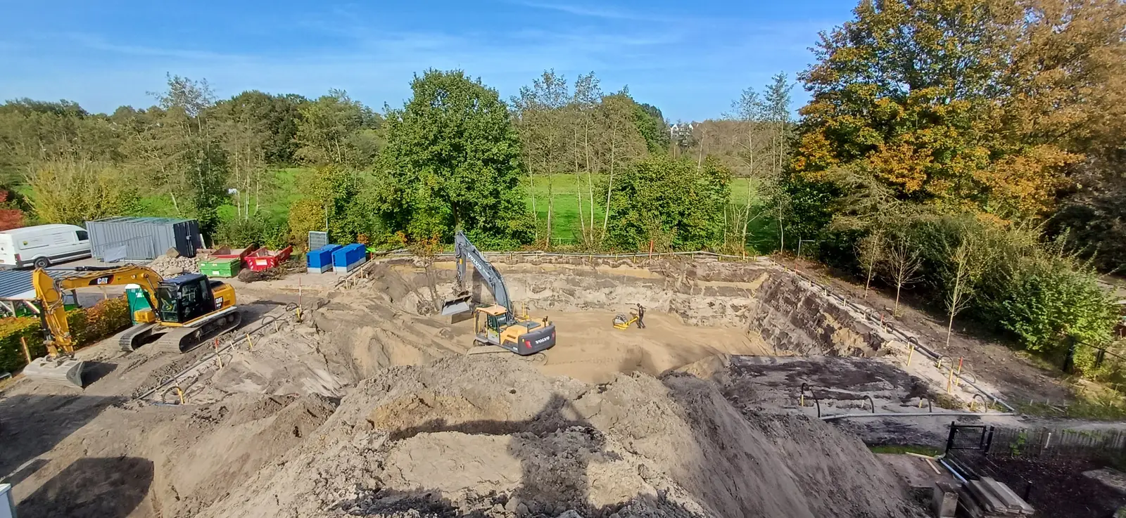 Bouwput uitgraven met graafmachines voor een nieuwbouwproject